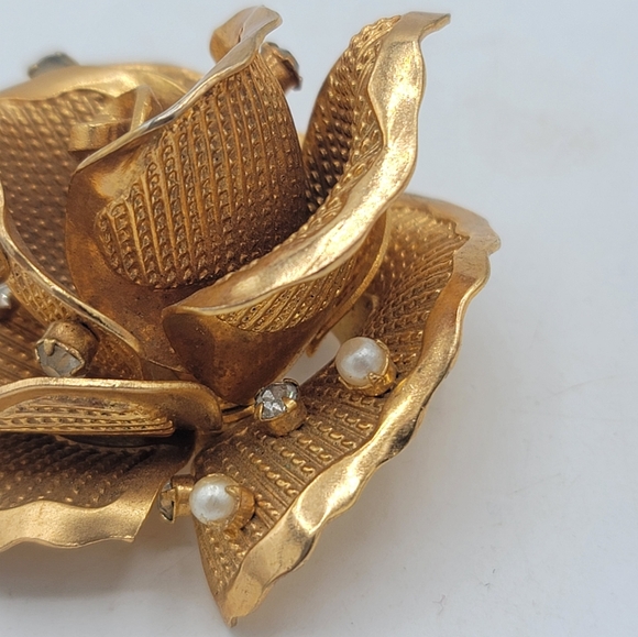 3D Rose Brooch Gold tone w/ Rhinestones & Faux Pearls Midcentury Vintage - Picture 5 of 12